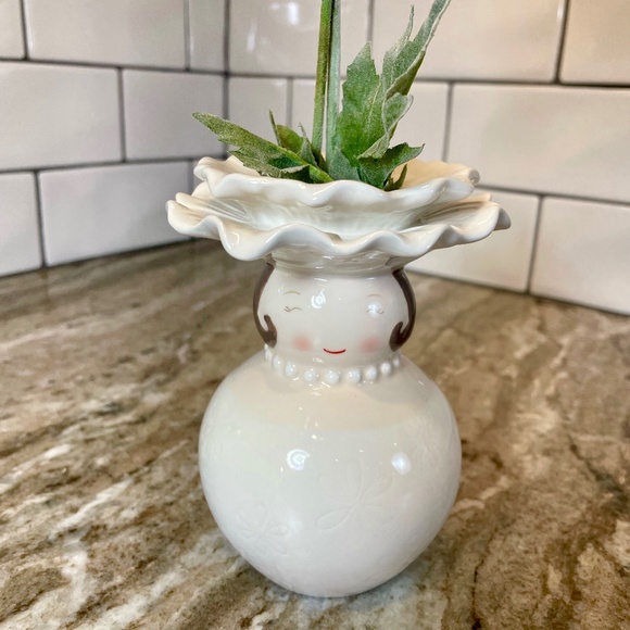 Grasslands Road Regal Lady in White with Pearls; White Flower Hat Bud Vase - Picture 3 of 8